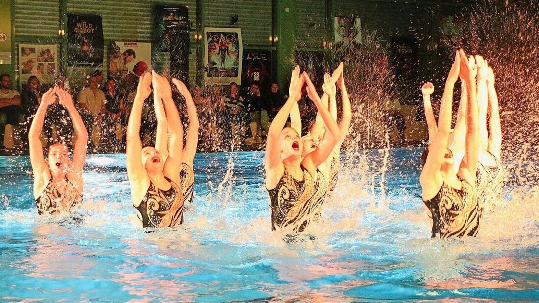 Anmut, Kraft, Präzision und Teamgeist: Die Athletinnen des SC Flös zeigen bei ihrem Galaabend Synchronschwimmkunst auf höchstem Niveau. (Bild: Sara Bircher) 170789_170788.jpg