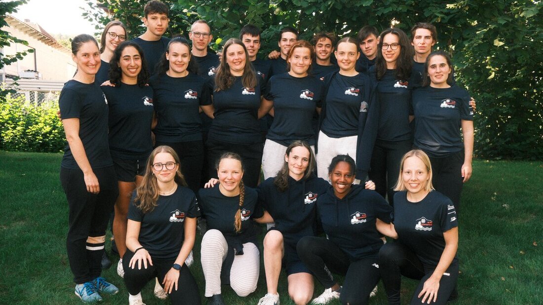 Da lachen sie noch: Die SLRG-Sektion Sarganserland im neuen Vereinsdress vor den Schweizer Meisterschaften. (Bild Beda Good)