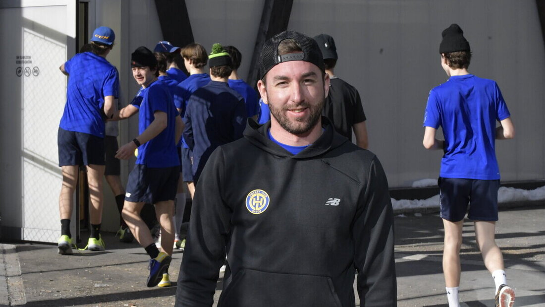 Kurz Model gespielt: Lukas Jalovy vor dem Fitnesstraining mit den Davoser U17-Junioren. (Bild Reto Voneschen)