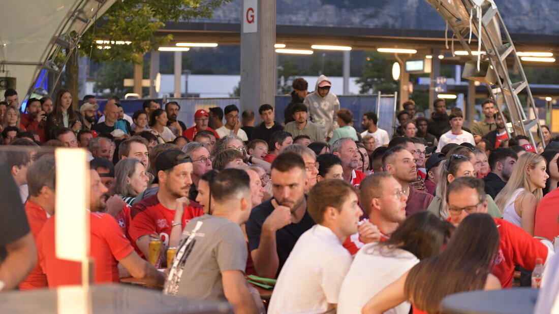 Auch für das Sechzehntelfinale gut gefüllt? Das Public Viewing in Sargans. (Bild: Reto Voneschen)