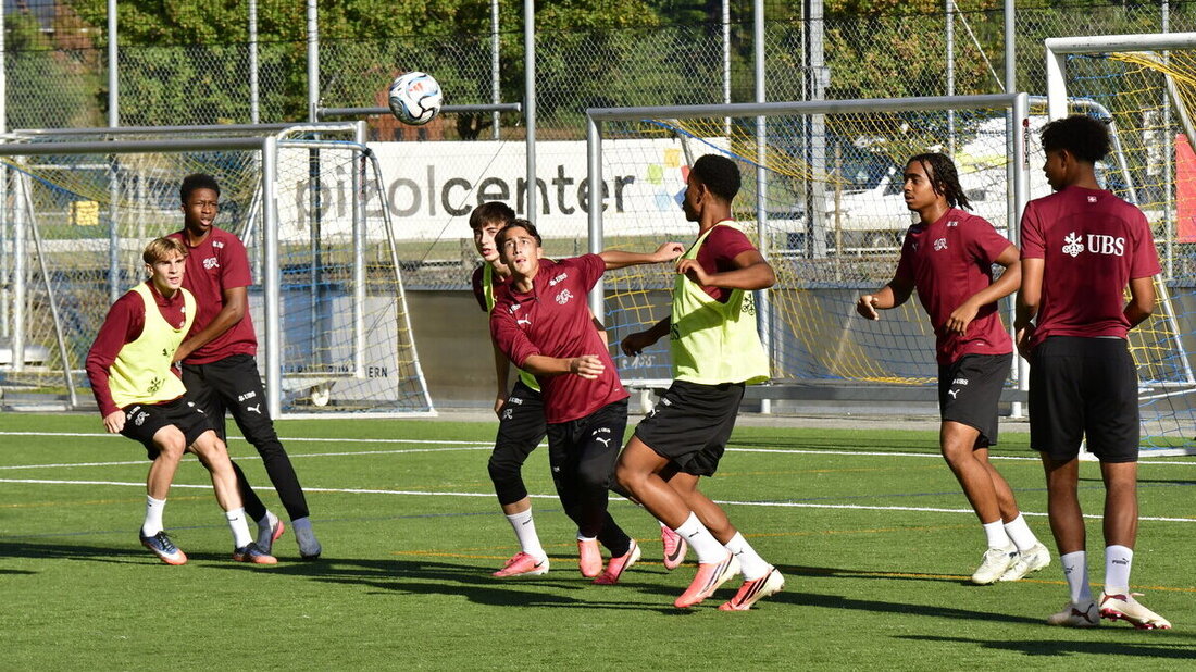 Trainings auf dem Tiergarten: Die Schweizer U17-Auswahl war letzte Woche in Mels zu Gast. (Bild: Reto Voneschen)