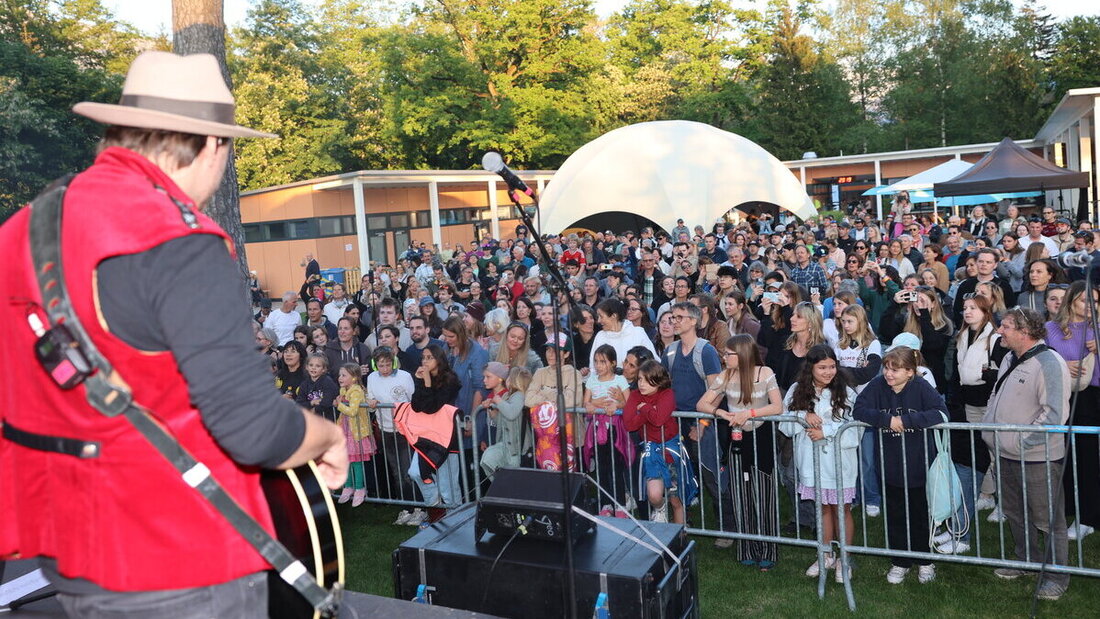 Wetter und Künstler locken Volk an: Dafür, dass im Giessenpark auch musikalisch die Post abgeht, sorgen 77 Bombay Street, Soul-Sängerin Alina Amuri und DJ Flavah Nice. (Bilder Ignaz Good)