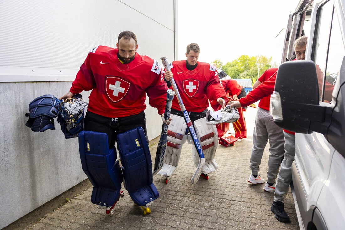 Derzeit als dritter Torhüter bei der Nationalmannschaft tätig: Sandro Aeschlimann (links) hält die Verantwortlichen des HC Davos auf Trab. (Bild Keystone)