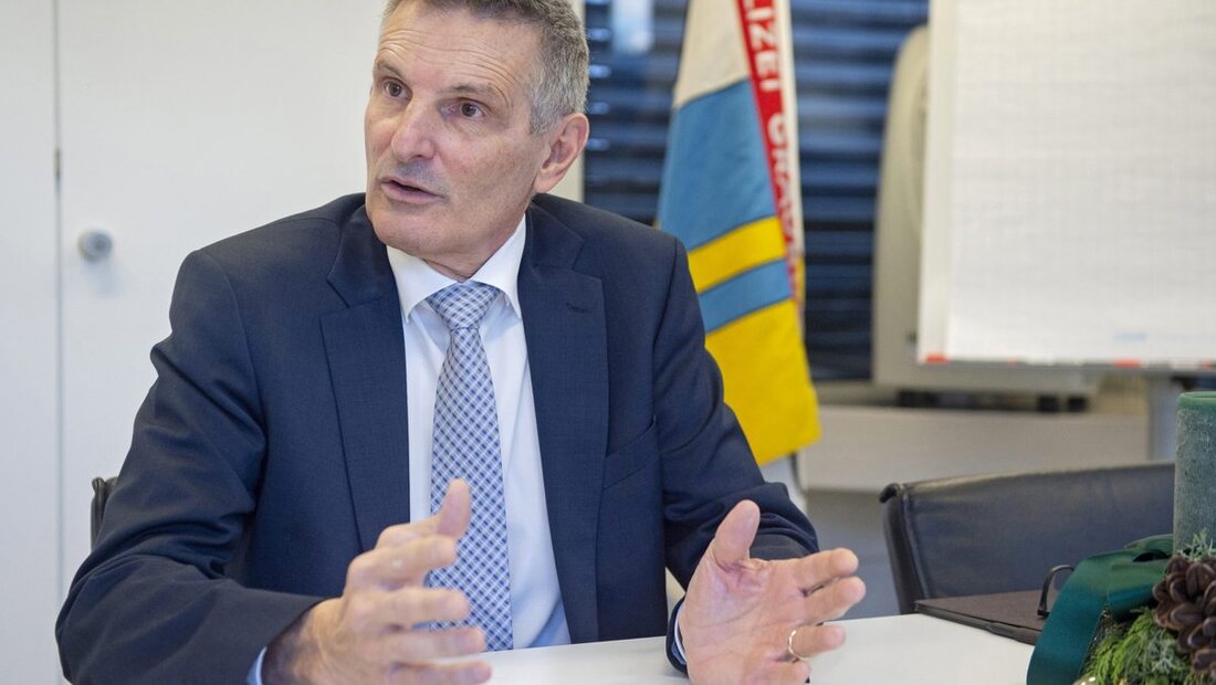 Walter Schlegel muss sich am WEF auf viele Sicherheitsszenarien vorbereiten: «Eine hundertprozentige Garantie oder Sicherheit, dass da nichts passiert, gibt es nicht.» (Bild: Corinne Thöni)