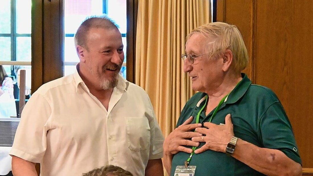 Fachsimpeln: Nationalrat und Kantonalpräsident Walter Gartmann (links) mit OK-Präsident Oskar Michel beim Apéro im Hotel Post in Sargans. (Bild: Emil Aggeler) 209796_210163.jpg