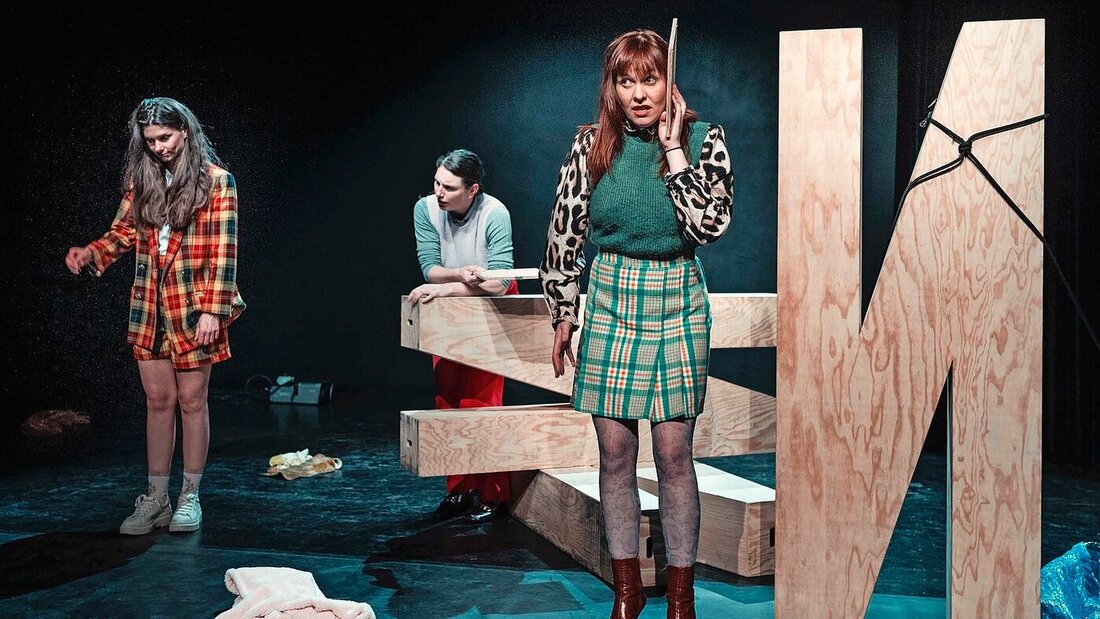 Das Theaterstück «Nora Nora Nora» auf der Bühne im Alten Kino in Mels: Unter den zusätzlichen Sparmassnahmen hätten auch die regionalen Kulturanbieter zu leiden. (Pressebild) 218949_218973.jpg