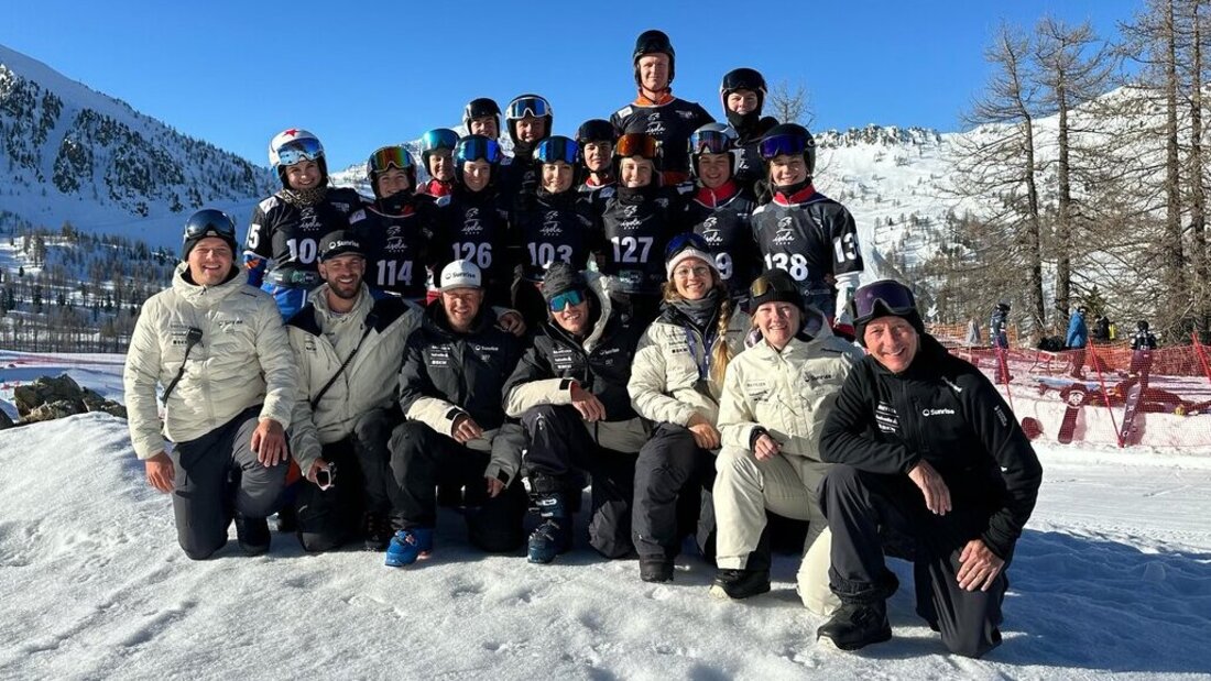 Trotz drei 4. Plätzen das Lachen nicht verloren: Die Schweizer Snowboardcross-Delegation bei den Nachwuchs-Weltmeisterschaften in Isola 2000. (Pressebild)