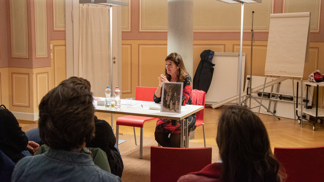 Aus dem Stall ins Dorfbad: Wetterbedingt liest Christine Prameshuber im Dorfbad aus ihrer Familiengeschichte. Bild Susan Rupp