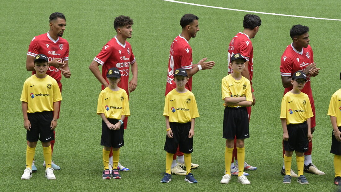 Vielversprechender Start: Der Murger Dejan Djokic (Mitte) steht beim FC Sion in der Startaufstellung gegen Meister YB und erzielt den 1:1-Ausgleich. (Bild Reto Voneschen)