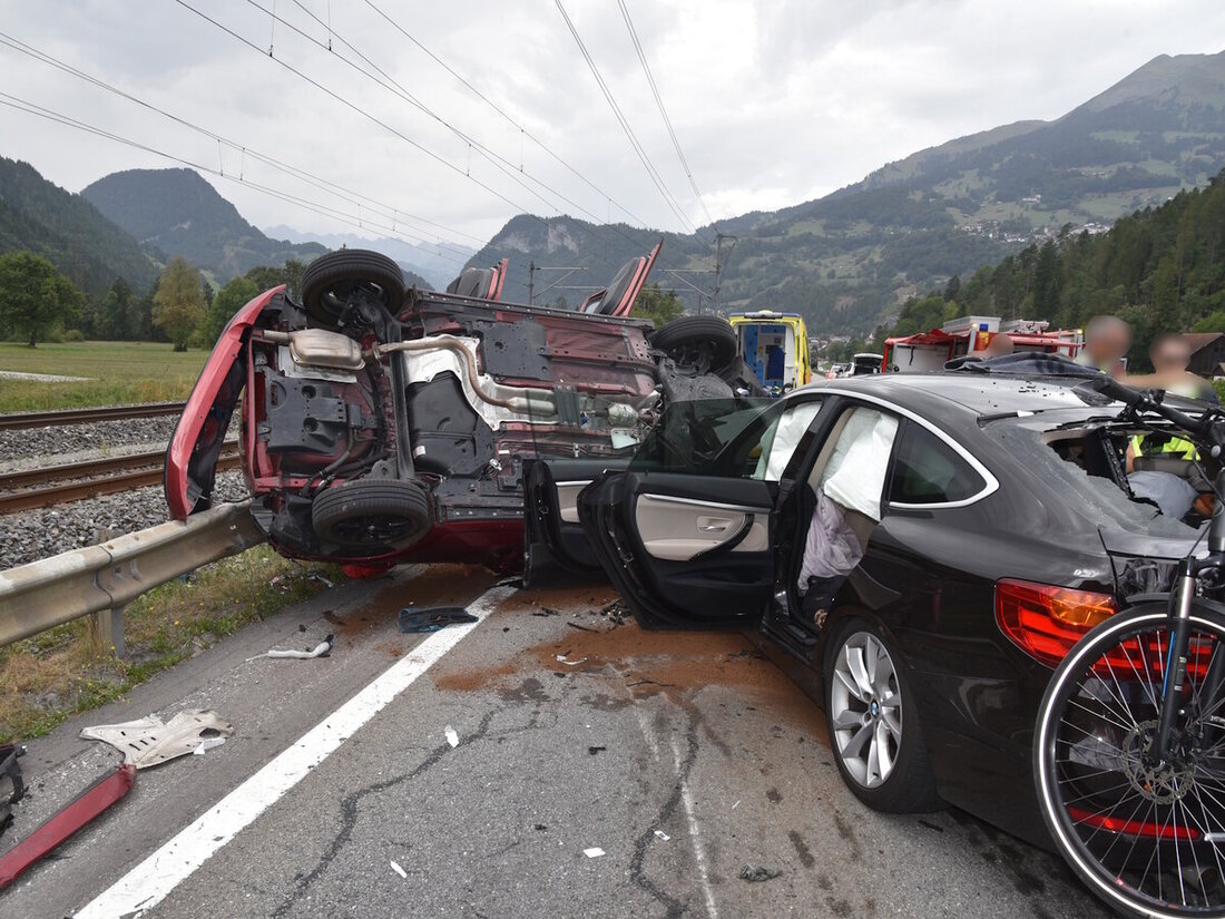 Bei diesem heftigen Unfall liessen am Sonntagnachmittag zwei Personen ihr Leben. (Bild: Kapo Graubünden)