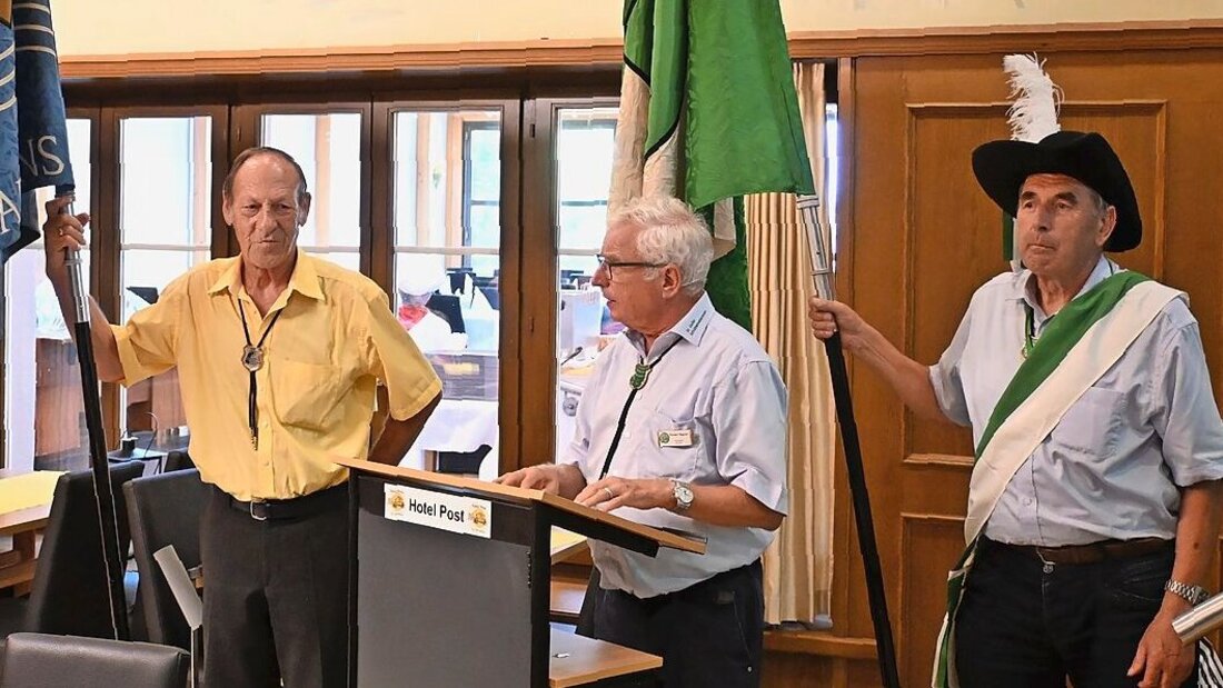 Grussworte des Veteranen-Präsidenten: Robert Signer (Mitte) flankiert von den Fähnrichen Walter Stoffel (links, Schützenveteranen Sarganserland) und Eduard Mader vom Kantonalverband St. Galler Schützenveteranen. (Bild: Emil Aggeler) 209796_210162.jpg