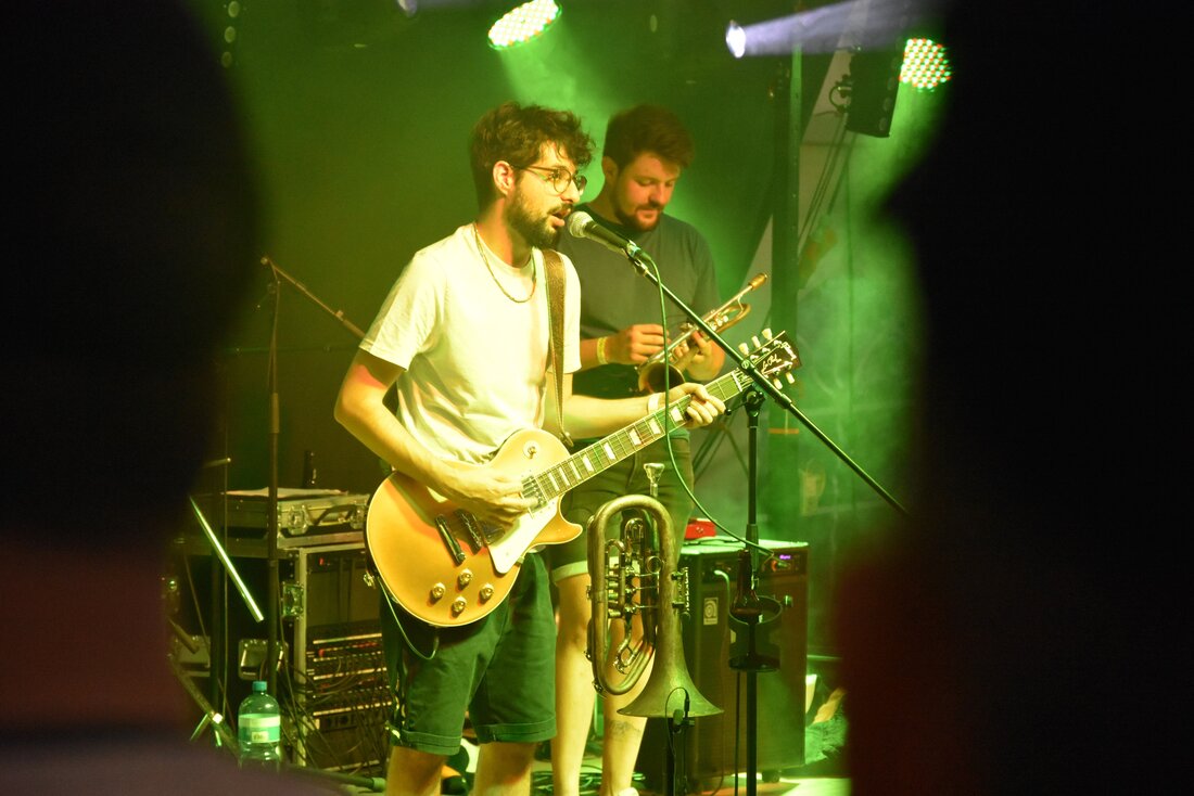 Heizen gehörig ein: Die Mitglieder der Band Lutz! mit Frontsänger Markus Lutz. (Bilder Patricia Hobi, Michael Kohler, Pressedienst)
