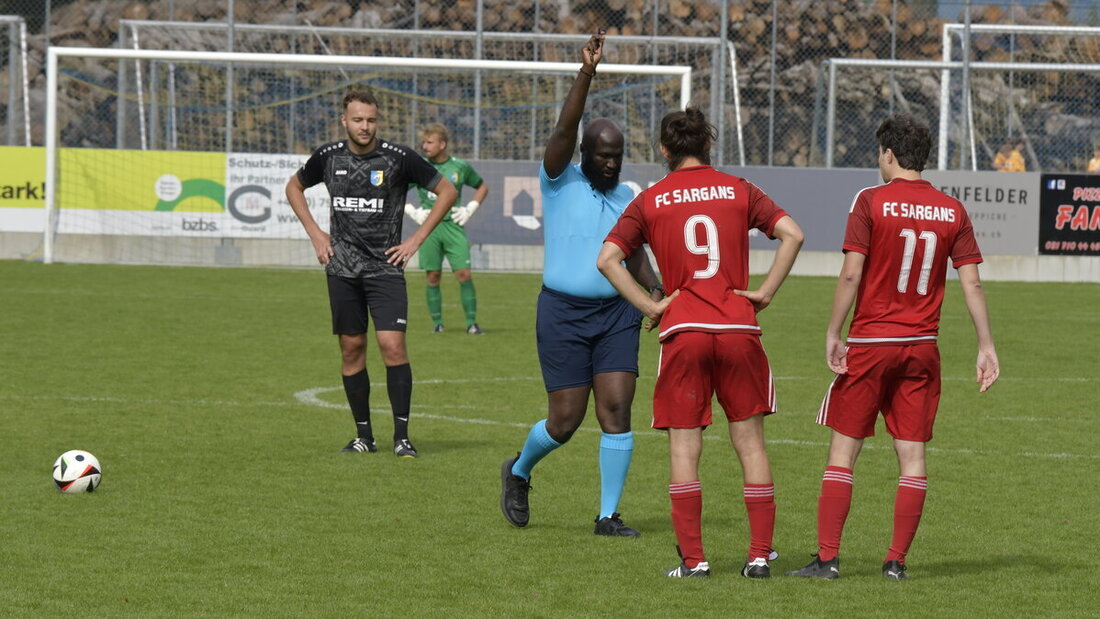 Impressionen vom 5.-Liga-Derby Mels III – Sargans III. (Bild Reto Voneschen)