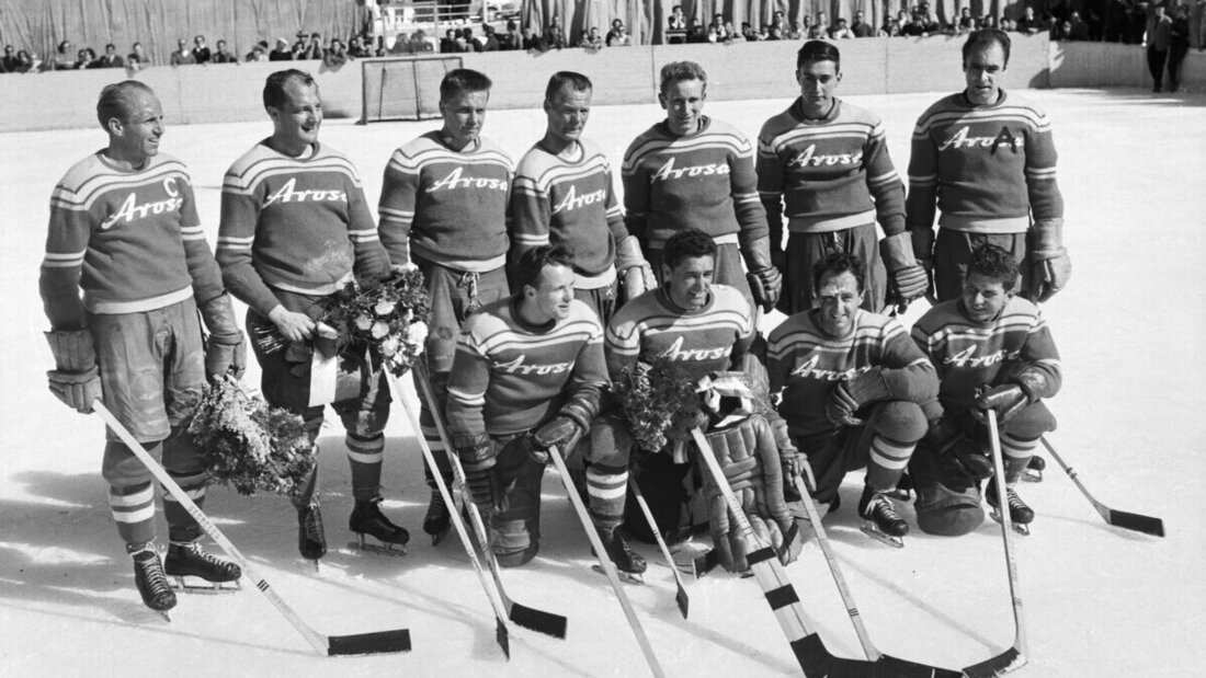 Der siebte Titel in Serie: Die Meistermannschaft des EHC Arosa anno 1957. (Archivbild Keystone)