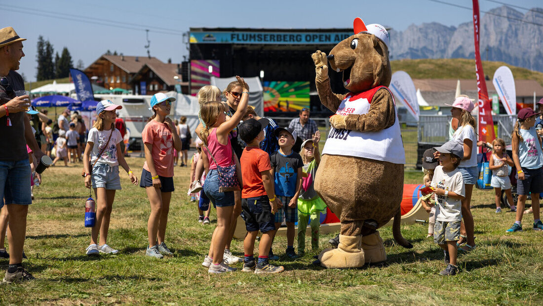 Kleine Gäste, grosse Freude: Während die Maskottchen zuerst mit ihrem Tanz das Festzelt begeistern, sind sie danach auf dem Festgelände für Begegnungen, Fotos und Umarmungen zu haben. (Bilder: Gianluca Volpe)