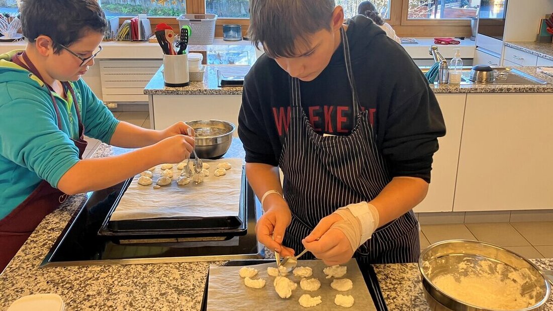 Gebacken, verpackt und ausgeliefert: Die Schülerinnen und Schüler haben auf Bestellung kleine «Glücksmomente» in den Haushalten verteilt. Der Erlös kommt Kindern in Flüchtlingslagern zugute. (Pressebilder)