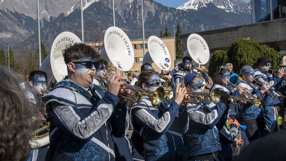 Heiter Sonnenschein am Fasnachtsumzug in Bad Ragaz: Mehr darüber gibt es am Donnerstag in der Printausgabe. (Bilder Susan Rupp)