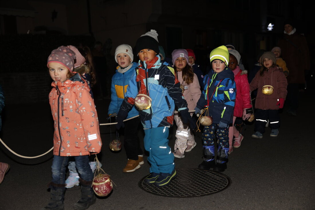 Die Räbeliechtli verbreiten in den Melser Strassen ihren Zauber: Nach dem Rundgang gibt es als Belohnung Wienerli und Bürli mit einem Heissgetränk, spendiert vom Feuerwehrverein Heiligkreuz-Mels. (Bilder: Ignaz Good)