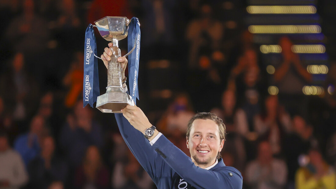 Vor einem Jahr in Leipzig: Martin Fuchs stemmt den Pokal für den Sieg beim Weltcupfinal in die Höhe. 20230406040048898.jpg