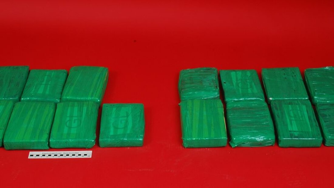 Beschlagnahmte Beutel: Rund 20 Kilogramm Kokain wurden 2010 in einer Verteilzentrale in Landquart entdeckt. (Bild: Kantonspolizei Graubünden)