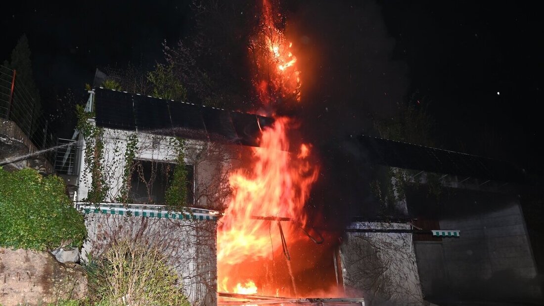 Intensiver Brand: Die Flammen lodern aus der Garage in Plons, die Feuerwehr bekämpft sie von aussen. (Bilder Kantonspolizei St. Gallen)