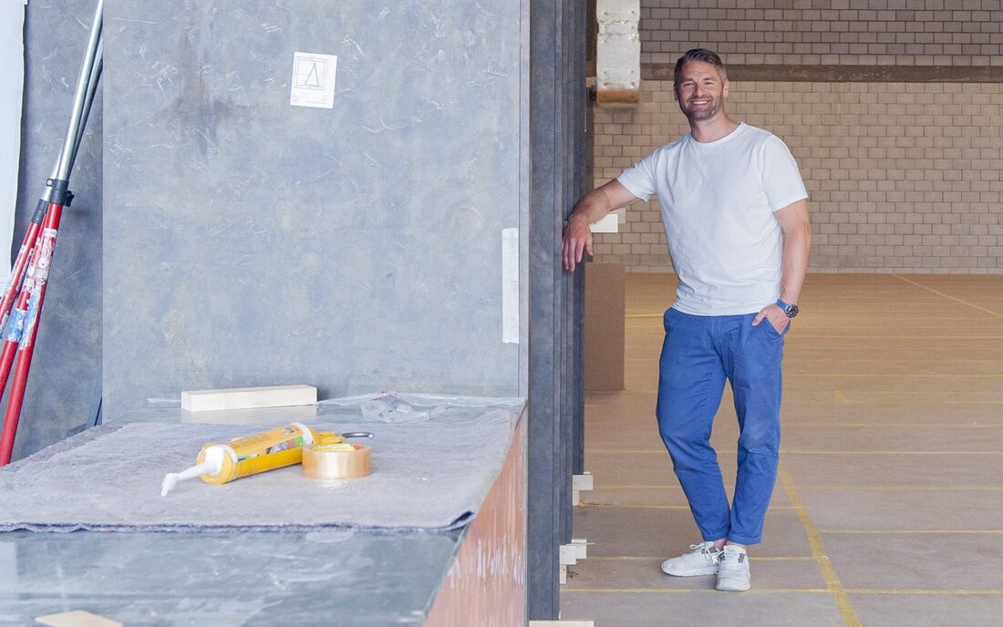 Rund 1000 Quadratmeter Spielfläche entstehen derzeit in einem Gewerbegebäude an der Felsenaustrasse in Chur: Co-Geschäftsführer Nicolas Baer im künftigen Indoor-Spielparadies in Chur. (Bild: Corinne Thöni)