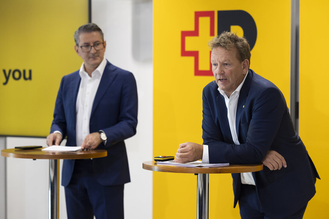 Thomas Baur, Stellvertretender Konzernleiter und Leiter PostNetz gibt bekannt, dass auch die Flumser Filiale von potenziellen Schliessungen betroffen ist. (Bild Keystone)