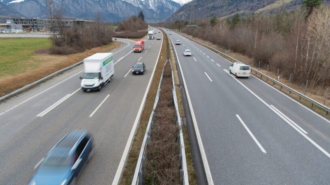 Die Hitze setzt der Strasse zu: Unter der Südspur (rechts) dehnen sich an heissen Tagen Betonplatten aus. (Bild: Olivia Aebli-Item)