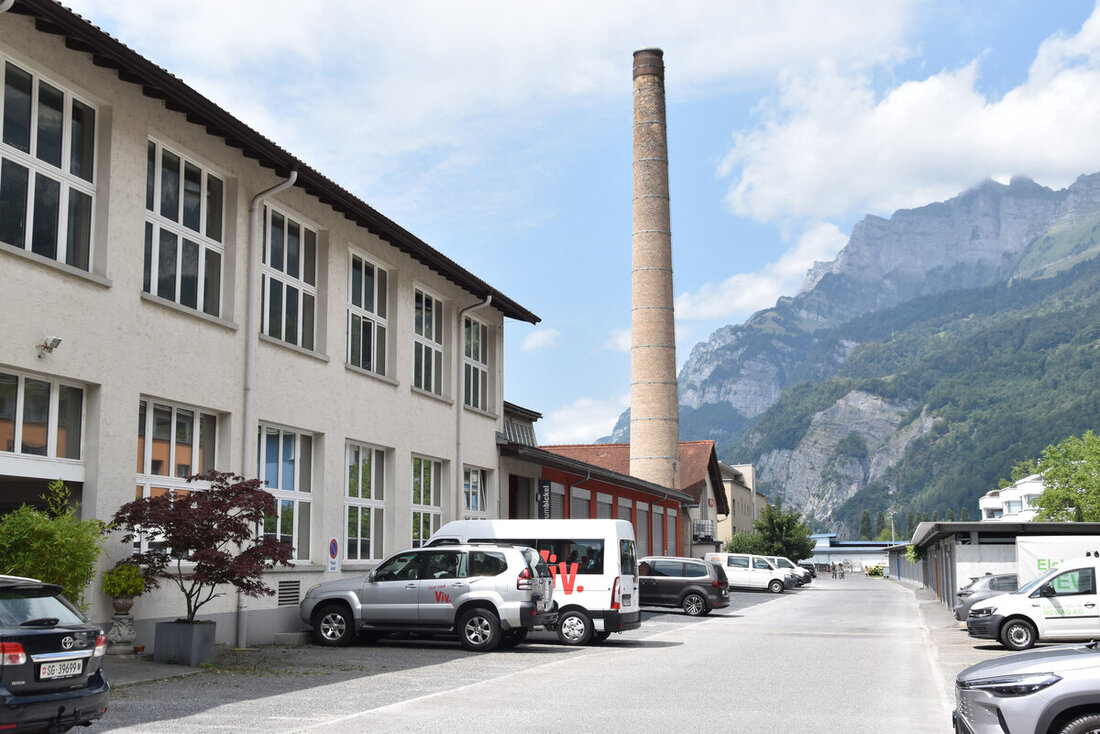In Walenstadt regt sich im der Widerstand: Auf dem historischen Webereikamin in Walenstadt plant die Swisscom eine Mobilfunkanlage. (Pressebild)