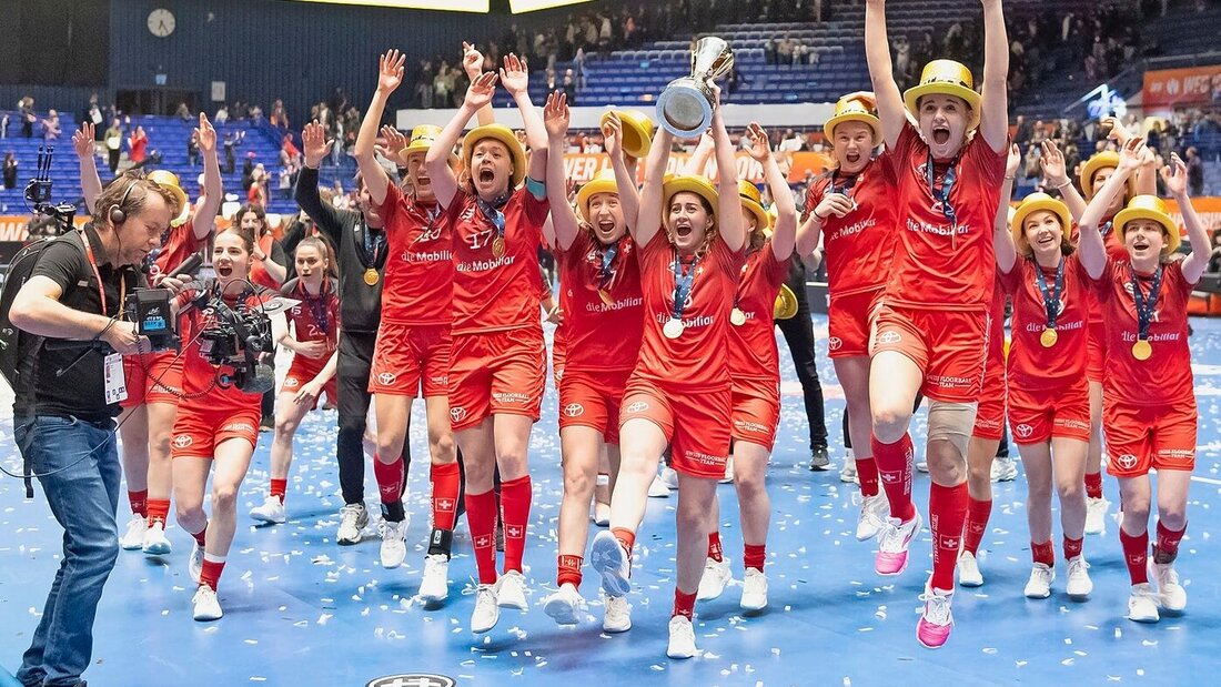 Überraschender Coup: Die Schweizer Unihockeyfrauen nach dem WM-Finalsieg im tschechischen Ostrava. (Bild: Keystone) 175253_175242.jpg