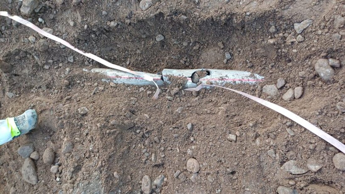 Fahrlässiges Verhalten: So sieht ein Stromkabel aus, das bei Grabarbeiten in Davos beschädigt wurde. (Bild: Elektrizitätswerk Davos)