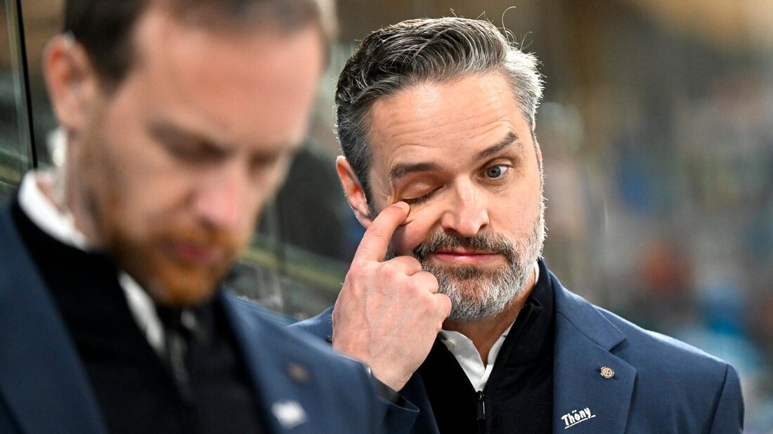 Es juckt: HCD-Trainer Josh Holden reibt sich im Spiel gegen Meister Fribourg sein rechtes Auge.
(Bild: Jürgen Staiger/Keystone)