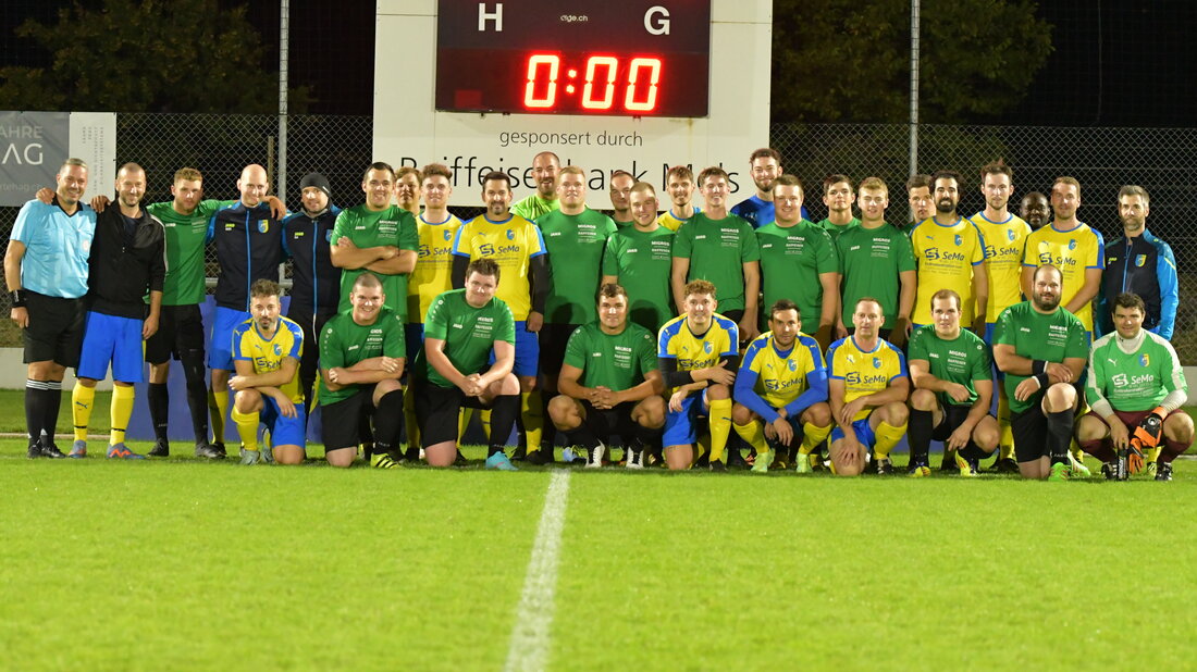 Schwinger und Fussballer vereint: Die Nordostschweizer Schwinger (in Grün) haben die Melser Senioren 30+ herausgefordert – und 0:4 verloren. (Bild Reto Voneschen)