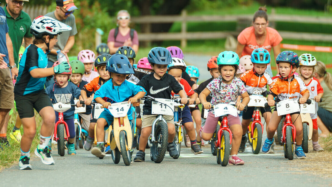 Ein Anlass für die ganze Familie: Die kleineren und auch schon etwas grösseren Bikerinnen und Biker zeigen ihr Können auf dem Parkplatz der Pizolbahnen. (Bilder Niklas Fäh)