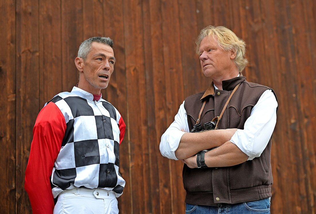 Nachbearbeitung: Dieser Jockey berät sich nach dem Rennen mit dem Besitzer. (Bild Claudio Godenzi)