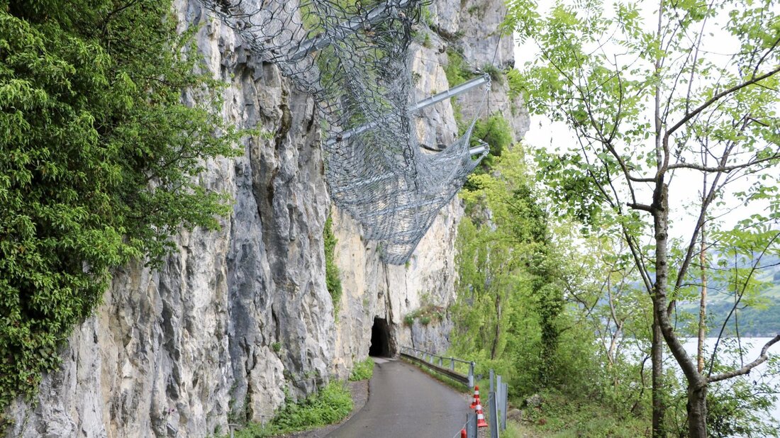Gleich vor dem ersten Tunnel: Hier hat ein grosser Stein das Steinschlagschutznetz beschädigt. (Bild: Ayla Martis)