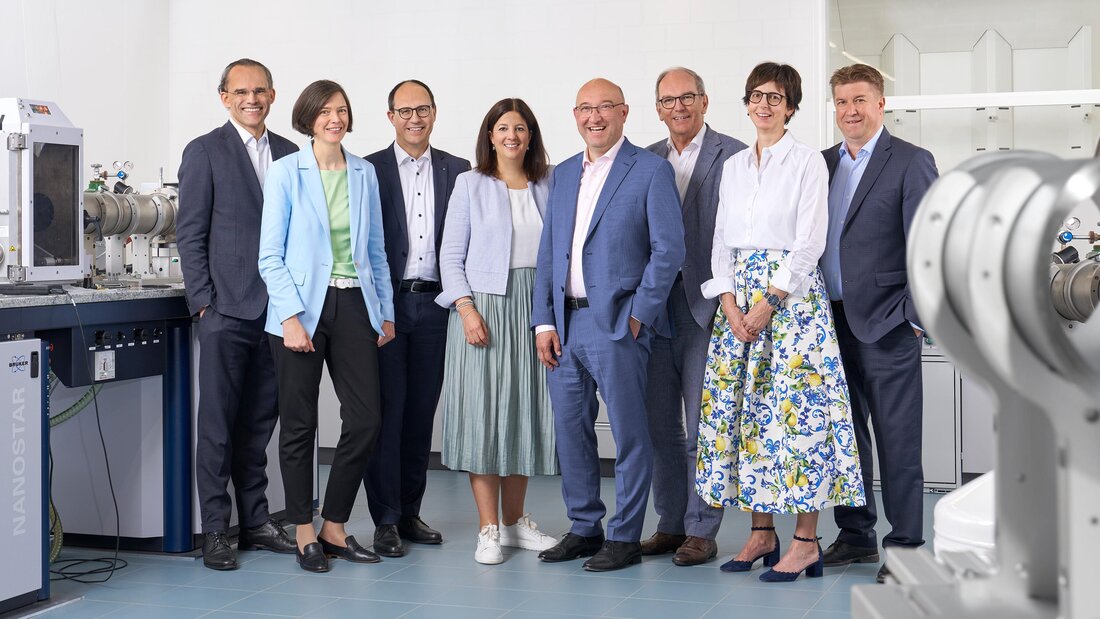 Das Regierungsfoto 2025: Der neue Regierungspräsident Beat Tinner (vierter von rechts) mit seinen Ratskolleginnen und -kollegen; so auch Regierungsrat Christof Hartmann aus Walenstadt (ganz rechts).