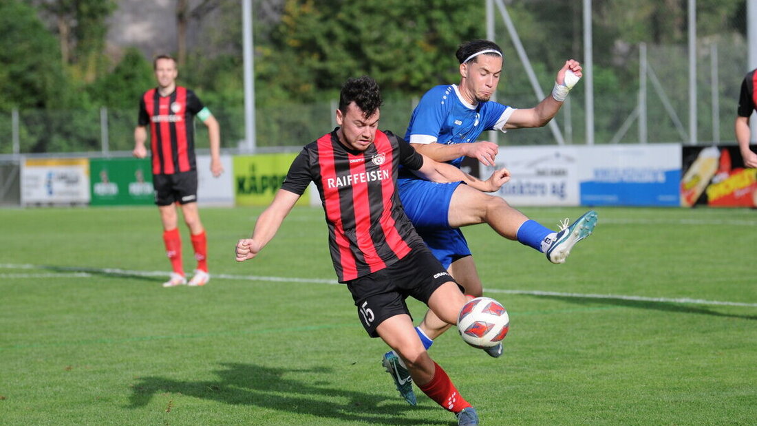 Umkämpft: Bad Ragaz (in Blau) schenkt den Sarganser Gästen nichts. (Bild Martin Broder)