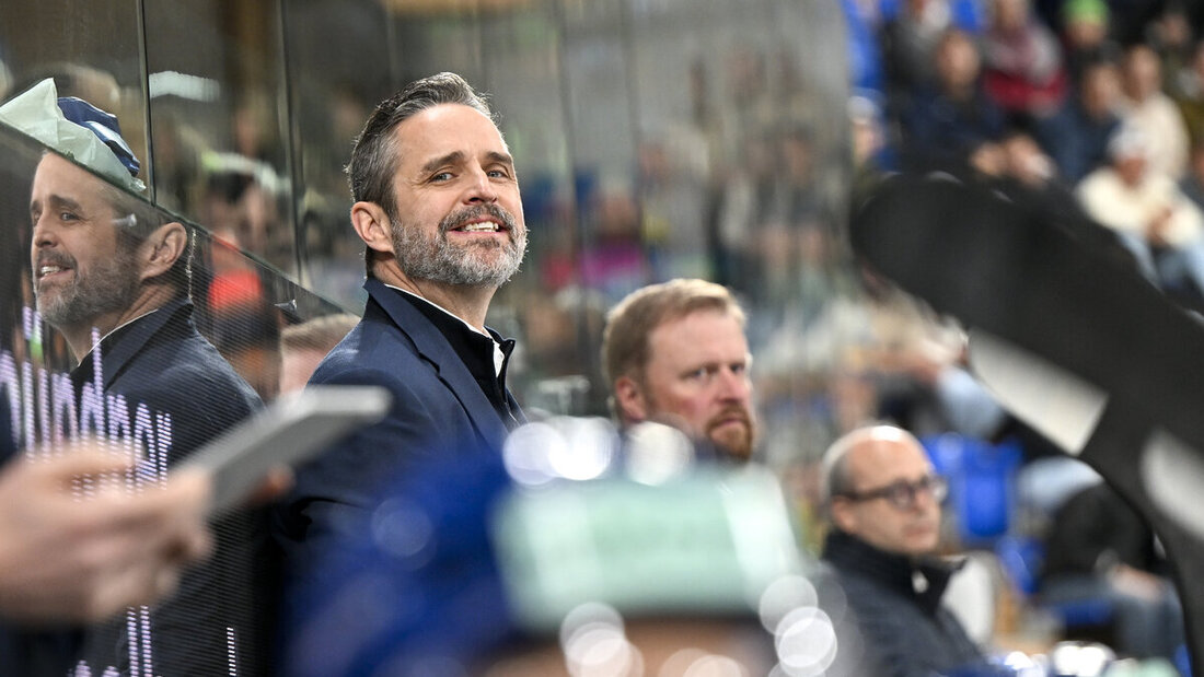 Gute Laune: Josh Holden liegt mit dem HC Davos klar an der Tabellenspitze. (Bild: Keystone)