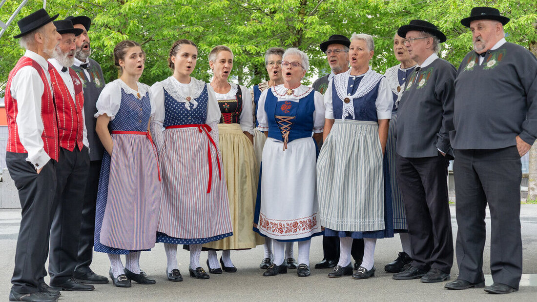 In voller Tracht: Am Bahnhofskonzert in Sargans bringt der Jodelklub Gonzen-Niederurnen die Tradition unter die Menschen. (Archivbild: Michael Kohler)