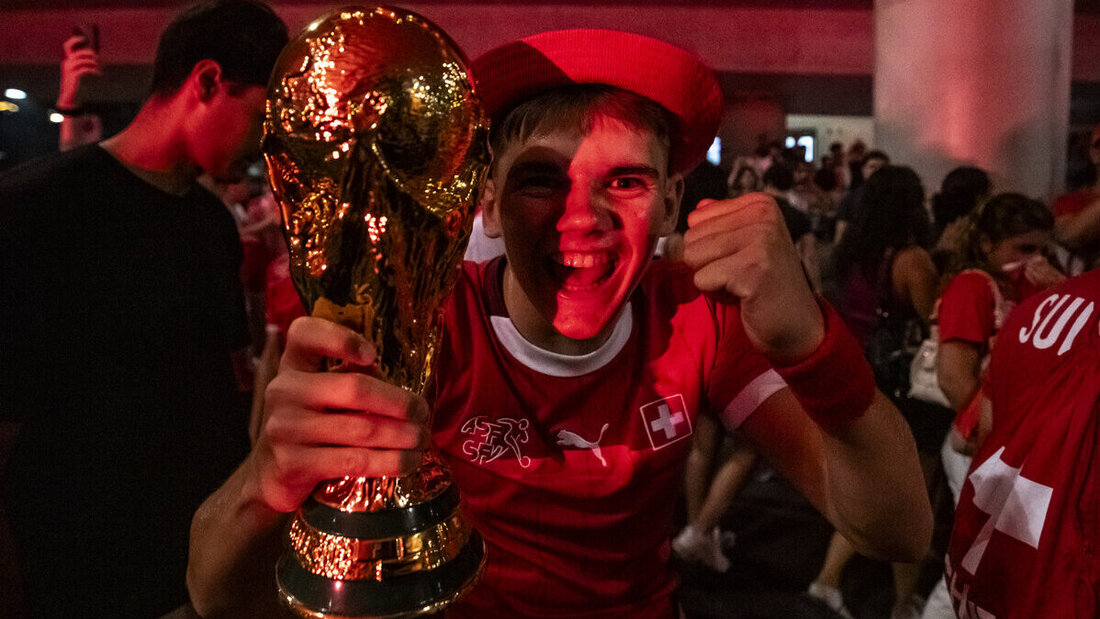 «Chum, bring en hei»: Die Nati spielt mitten in der Nacht auf Sonntag das wichtigste Spiel der Schweizer Fussballgeschichte. Im Bett hält es da niemanden. (Bild: Keystone)