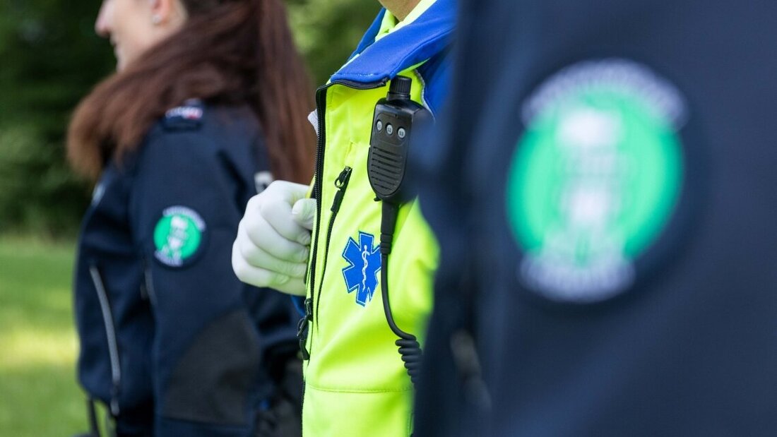 Im Einsatz: Ein 24-Jähriger muss nach einem Angriff von der Rettung ins Spital gebracht werden. (Symbolbild: Kantonspolizei St.Gallen)
