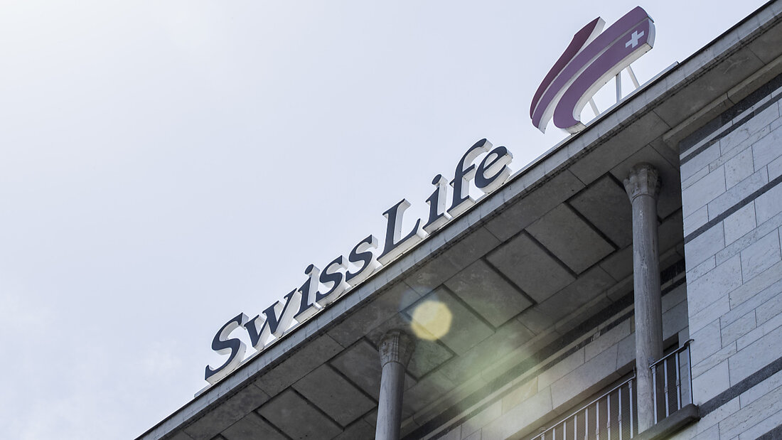 Die Swiss Life setzt im Geschäft mit der beruflichen Vorsorge (BVG) auf teilautonome Angebote, wo die Kunden die Anlagerisiken mittragen. Immer weniger werden dagegen Vollversicherungen mit Rundumschutz in Vorsorgefragen verkauft. (Archivbild) 20220531081818050.jpg