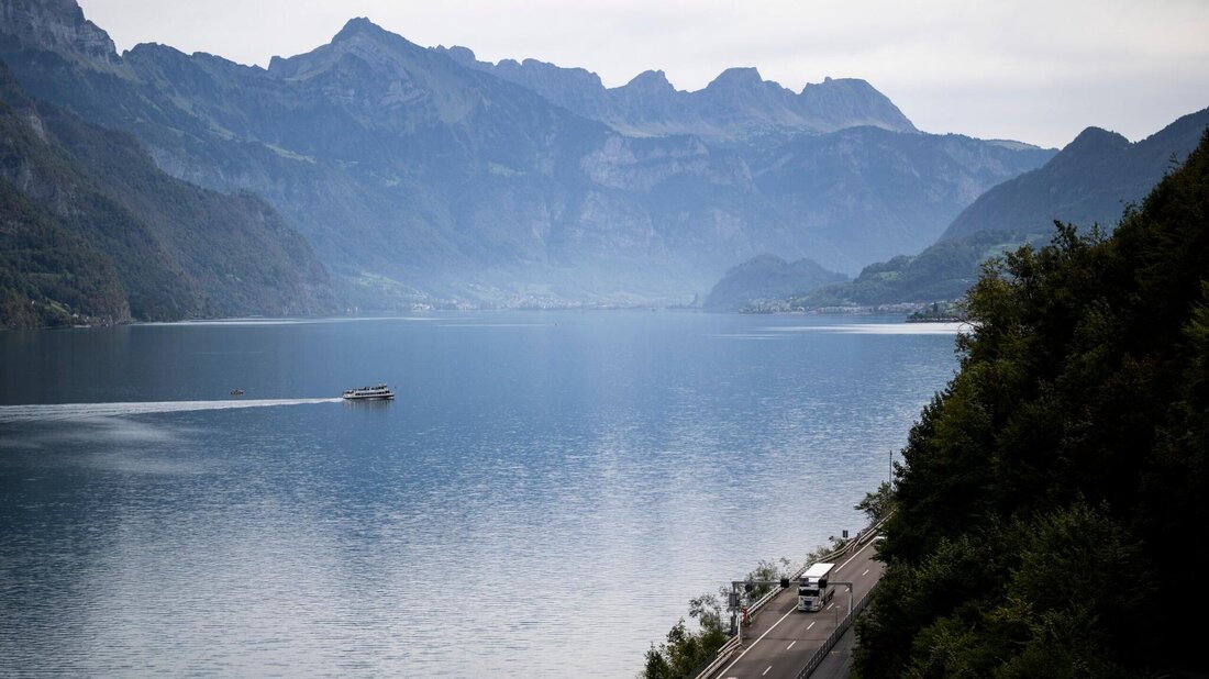 Schöne Strecke: Die A3 führt in Richtung Zürich direkt am Walensee entlang. Wegen einer Baustelle wird am See teils auch der Verkehr in Richtung Chur geführt. (Bild: Gian Ehrenzeller/Keystone)