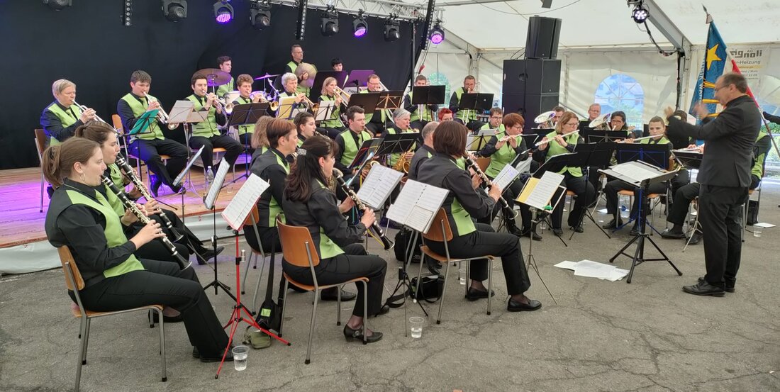 Bereichern das Sonntagsprogramm: Die Musikantinnen und Musikanten der Bürgermusik Wangs. (Bilder Patricia Hobi, Michael Kohler, Pressedienst)