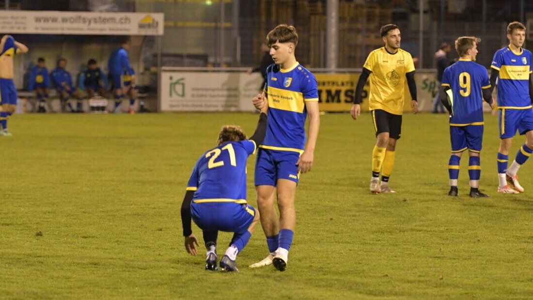 Steh auf, wenn du am Boden bist: Nedim Bajrektarevic (rechts) hilft dem enttäuschten Janik Walser wieder auf die Beine. (Bild Reto Voneschen)