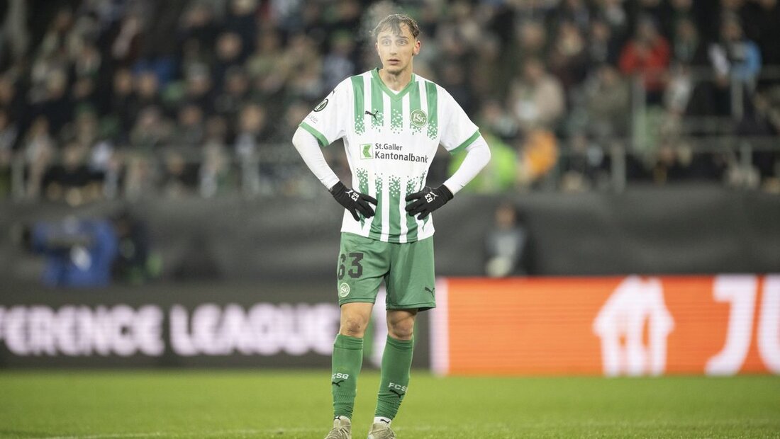 Nachdenklicher Blick: Corsin Konietzke, der junge Fussballer aus Igis, hat beim FC St. Gallen auch schon Rückschläge erlitten. (Bild: Ennio Leanza/Keystone)