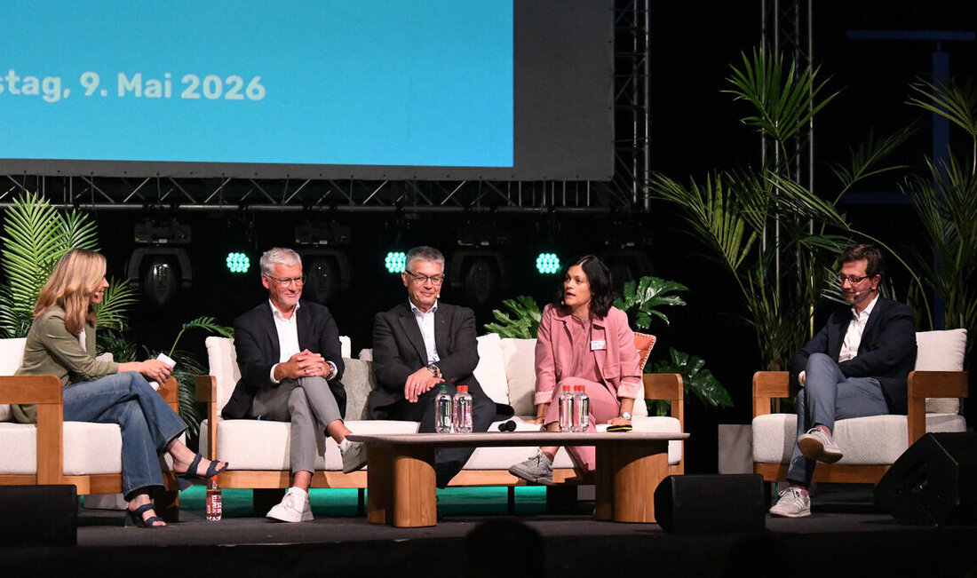 Angeregter Austausch: Moderatorin Sybille Eberle beim Podium mit Elias Zürcher, Markus Meier, Patrizia Wachter Tanner und Marco Salvi. Bild: Martin Broder