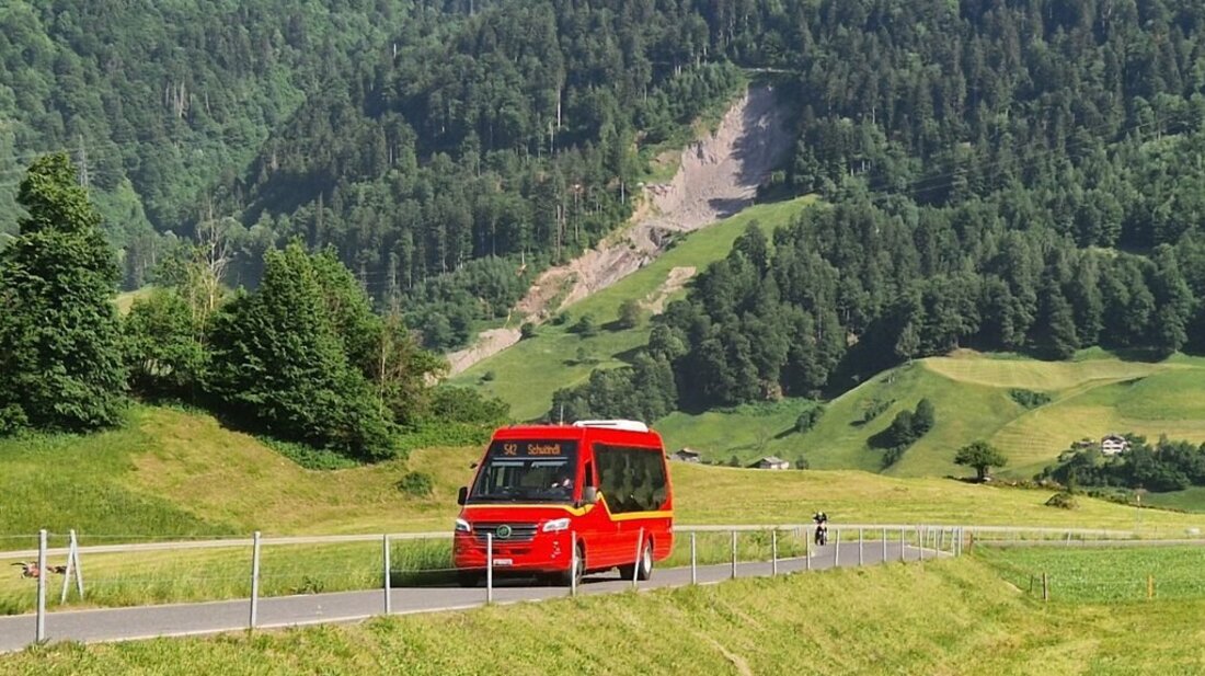 Der Berg macht nicht nur den Velofahrern zu schaffen: Auch die Glarner Elektrobusse haben teilweise Mühe mit der Steigung. (Bild: Martin Meier)