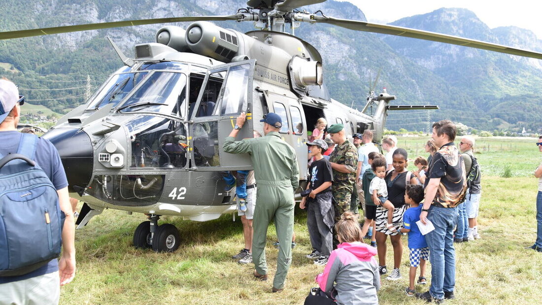 Einmal auf dem Pilotensitz Platz nehmen: Der Super Puma stösst bei Gross und Klein auf Interesse. (Bilder: Ruedi Gubser/Guido Städler)